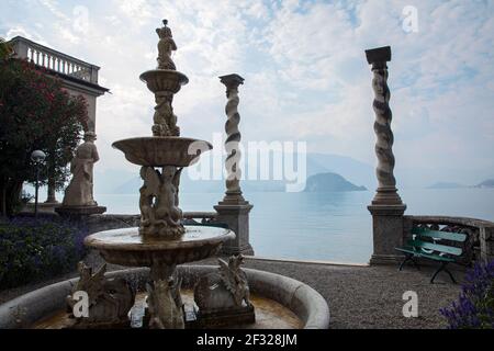 Italien, Varenna, Villa Monastero ist eine eklektische Villa im nordischen Stil gebaut. Der Ort war ursprünglich ein Zisterzienserkloster, gegründet am Ende der Stockfoto
