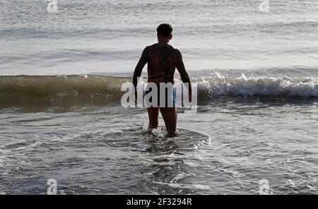 Palma, Spanien. März 2021, 14th. Heiko aus Hamburg schwimmt am Strand von Arenal auf Mallorca. Aufgrund der geringen Inzidenz des Coronavirus ist Mallorca kein Risikogebiet mehr. Quelle: Clara Margais/dpa/Alamy Live News Stockfoto