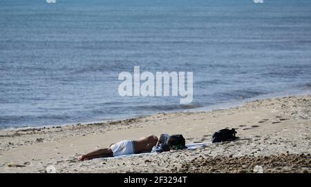 Palma, Spanien. März 2021, 14th. Menschen am Strand von Arenal auf Mallorca. Aufgrund der geringen Inzidenz von Coronaviren ist Mallorca kein Risikogebiet mehr. Quelle: Clara Margais/dpa/Alamy Live News Stockfoto