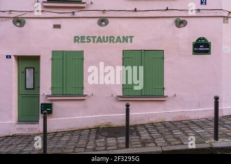 Paris, Frankreich - 02 26 2021: Montmartre. Das rosa Haus bei Sonnenaufgang Stockfoto