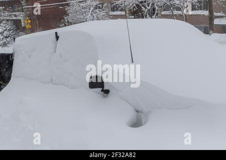 Begraben unter Schnee Pick-up-Truck nach Schneesturm, März 2017, Montreal, QC Stockfoto