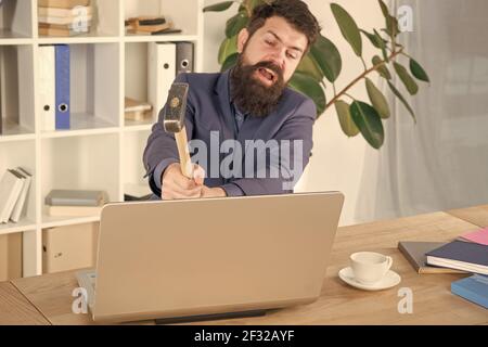 Verzögerungssystem. Hasse Büroroutine. Mann bärtig Crush Computer. Software-Lizenzvereinbarung. Laptop zerstören. Hasserfüllte Arbeit. Fehlerhafter Computer. Langsames Internet Stockfoto