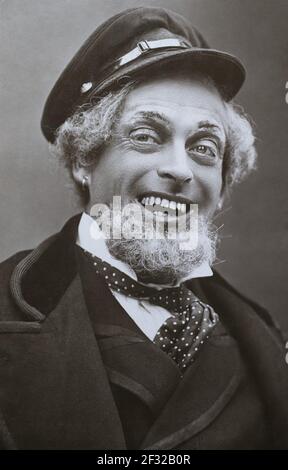 Der berühmte viktorianische und edwardianische englische Schauspieler und Manager Cyril Francis Maude (1862 – 1952) posierte in Kostüm als Captain Barley aus dem Stück 'Beauty and the Barge', c. 1904. Aus einer Fotopostkarte aus der Zeit. Stockfoto