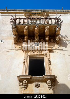 Detail der barocken Vorderseite des Palazzo Nicolaci, Noto Stockfoto