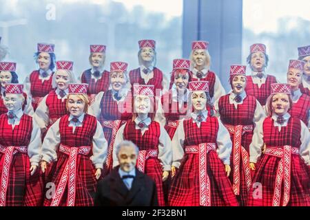 April, 15, 2017, - Jurmala, Lettland: Echter Puppenchor in lettischen Kostümen für redaktionelle Verwendung Stockfoto