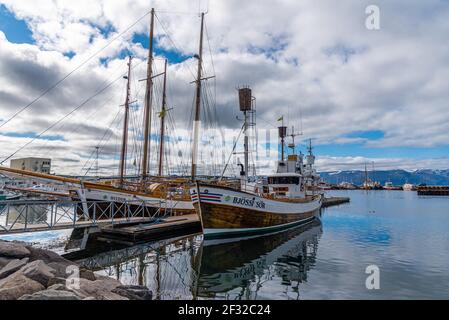 Husavik, Island, 17. August 2020: Bootsliegeplätze im Hafen von Husavik, Island Stockfoto