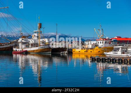 Husavik, Island, 17. August 2020: Bootsliegeplätze im Hafen von Husavik, Island Stockfoto
