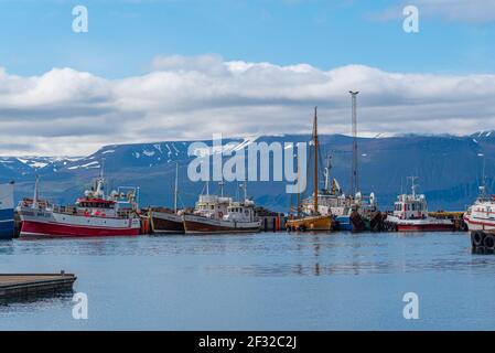 Husavik, Island, 17. August 2020: Bootsliegeplätze im Hafen von Husavik, Island Stockfoto