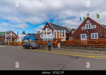 Husavik, Island, 17. August 2020: Blick auf den Hafen von Husavik, Island Stockfoto