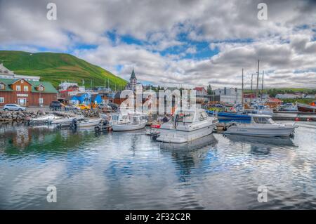 Husavik, Island, 17. August 2020: Blick auf den Hafen von Husavik, Island Stockfoto