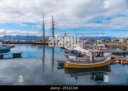 Husavik, Island, 17. August 2020: Bootsliegeplätze im Hafen von Husavik, Island Stockfoto