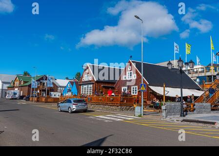 Husavik, Island, 17. August 2020: Bootsliegeplätze im Hafen von Husavik, Island Stockfoto