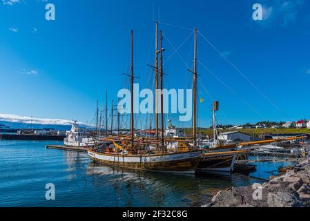 Husavik, Island, 17. August 2020: Bootsliegeplätze im Hafen von Husavik, Island Stockfoto