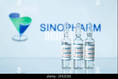 Konzept des chinesischen Impfstoffs gegen COVID-19. Medizinische Glasfläschchen mit Flüssigkeit. Ampullen mit Coronavirus-Impfstoff auf einem medizinischen Glastisch. Selektiver Fokus. New York, USA - 14. Dezember 2020. Hochwertige Fotos Stockfoto