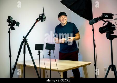 Ein Influencer mit einem Objektiv, das Inhalte in erstellt und aufzeichnet Sein Studio Stockfoto