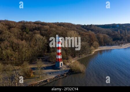 Luftaufnahme des Leuchtturms Rissen Frontlicht an der Elbe mit Elbestrand, Hamburg, Deutschland Stockfoto