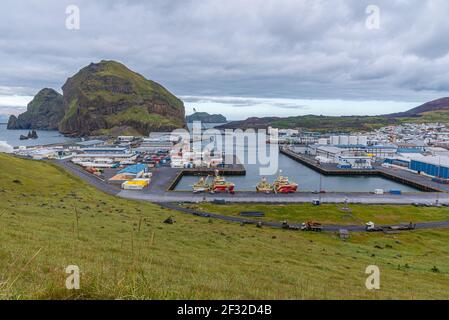 Heimaey, Island, 27. August 2020: Boote liegen in einem Hafen in Heimaey in Island Stockfoto