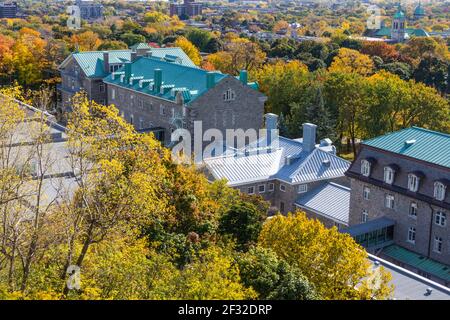 Herbstfärbung und Stadtblick Westliches Ende der Montreal Insel von NDG bis West Island, Villa Maria Private School im Vordergrund, Montreal, QC Stockfoto