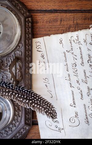 Tintenfass, Federkiel, sehr alte Handschriften auf Holztisch Stockfoto