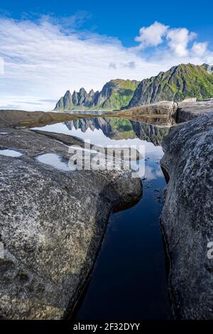 Gezeitenbecken, felsige Küste von Tungeneset, felsiger Gipfel Teufelszähne, Teufelszähne, Okshornan, Steinfjorden, Senja Island, Troms, Norwegen Stockfoto