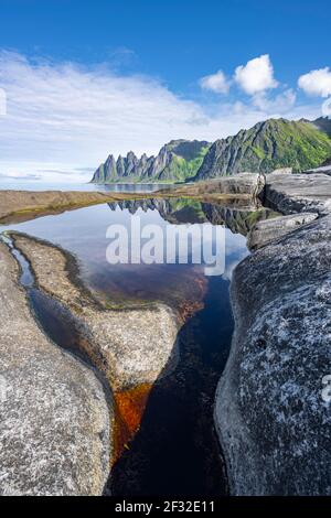 Gezeitenbecken, felsige Küste von Tungeneset, felsiger Gipfel Teufelszähne, Teufelszähne, Okshornan, Steinfjorden, Senja Island, Troms, Norwegen Stockfoto