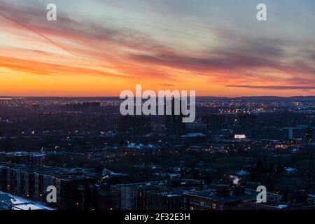 Dramatischer Sonnenuntergang und Himmel über dem westlichen Teil der Insel Montreal im Winter, Montreal, QC Stockfoto