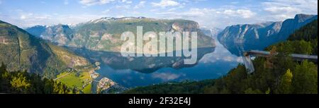 Aussichtsplattform Stegastein, im Wasser spiegelte Berge, Panorama, Aurlandsfjord, Aurland, Sogn Og Fjordane, Norwegen Stockfoto