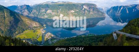 Aussichtsplattform Stegastein, im Wasser spiegelte Berge, Panorama, Aurlandsfjord, Aurland, Sogn Og Fjordane, Norwegen Stockfoto