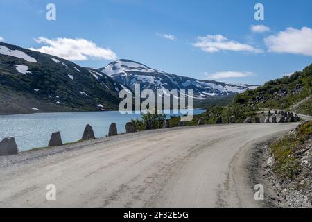 Türkisfarbener See und Berge, Straße, Norwegische Landschaftsroute, Gamle Strynefjellsvegen, zwischen Grotli und Videsaeter, Norwegen Stockfoto