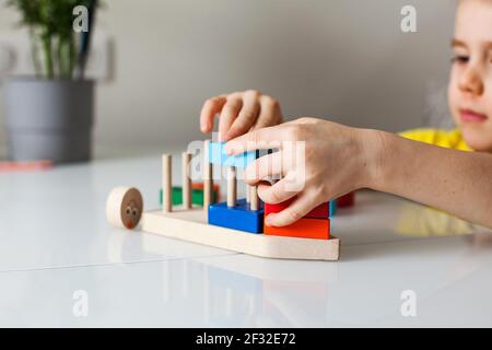 Pädagogische Logik Spielzeug für Kinder. Montessori Spiele für die Entwicklung von Kindern. Holzspielzeug für Kinder. Stockfoto