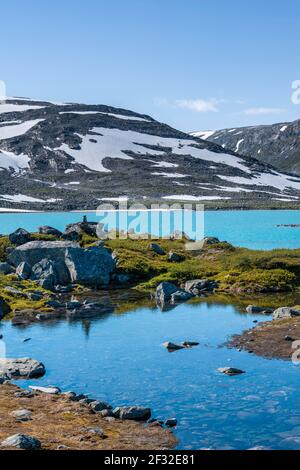 Türkisfarbener See und Berge, Norwegische Landschaftsroute, Gamle Strynefjellsvegen, zwischen Grotli und Videsaeter, Norwegen Stockfoto