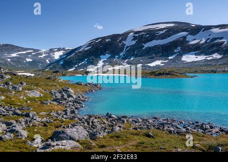 Türkisfarbener See und Berge, Norwegische Landschaftsroute, Gamle Strynefjellsvegen, zwischen Grotli und Videsaeter, Norwegen Stockfoto