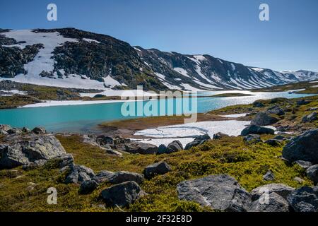 Türkisfarbener See und Berge, Norwegische Landschaftsroute, Gamle Strynefjellsvegen, zwischen Grotli und Videsaeter, Norwegen Stockfoto