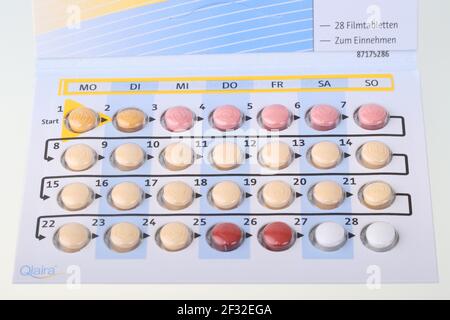 Verhütungspille Qlaira der Firma Jenapharm, Verhütungsmittel, Tablettenpackungen, 4 Phasen Vorbereitung, Monatspackung Stockfoto