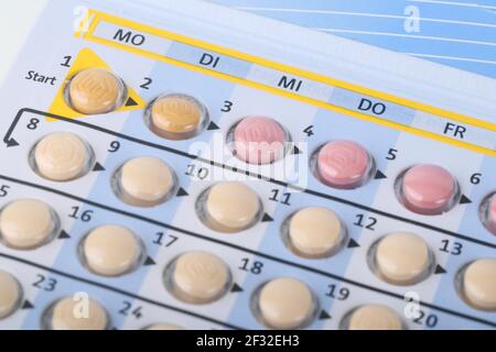 Verhütungspille Qlaira der Firma Jenapharm, Verhütungsmittel, Tablettenpackungen, 4 Phasen Vorbereitung, Monatspackung Stockfoto