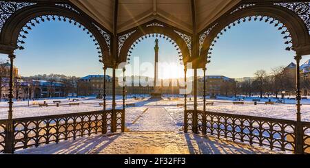 Palastplatz im Winter bei Sonnenaufgang, Kunstgebäude, Neuer Palast, Alter Palast, Stadtzentrum, Stuttgart, Baden-Württemberg, Deutschland Stockfoto