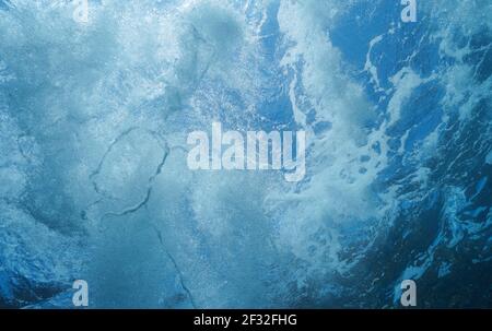 Unterwasserschaum von Wellen unter der Wasseroberfläche im Ozean, natürliche Szene, Atlantik Stockfoto