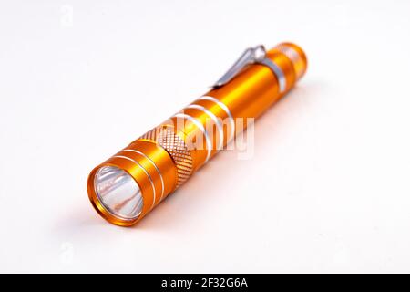 Aluminium LED Taschenlampe. Zubehör nützlich im Haushalt und beim Camping in den Bergen. Heller Hintergrund. Stockfoto