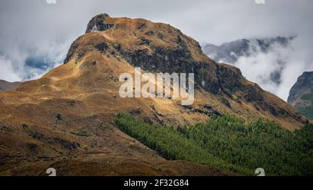 Schöner Berggipfel in den Anden, Cajas Nationalpark, Cuenca, Ecuador, wunderbarer Ort mit Bergen, Seen mit tollen Landschaften zum Wandern Stockfoto