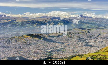 Panoramablick auf Quito, die Hauptstadt Ecuadors, vom Vulkan Pichincha und Teleferico bei einer Wanderung an einem sonnigen Tag aus gesehen Stockfoto