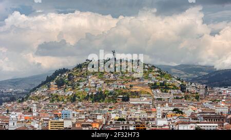 Statue der Jungfrau Maria von Quito in Quito, Provinz Pichincha, Ecuador, sichtbar von der Innenstadt Stockfoto