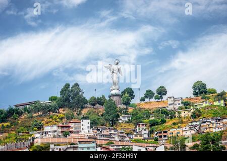Statue der Jungfrau Maria von Quito in Ecuador, Südamerika, sichtbar von der Innenstadt an einem sonnigen Tag mit blauem Himmel Stockfoto