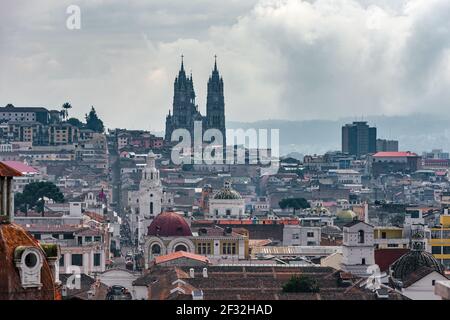 Basílica del Voto Nacional, eine römisch-katholische Kirche, im historischen Zentrum von Quito, der Hauptstadt Ecuadors, bietet einen fantastischen Blick über die Stockfoto