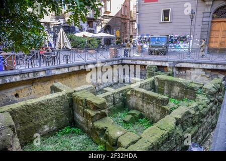 Griechische Stadtmauern, Piazza Vincenzo Bellini, Neapel, Italien Stockfoto