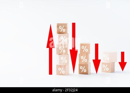 Holz Würfel Block mit Symbol Prozentsymbol nach oben Richtung.Interesse Rate Finanz-und Hypothekenzinsen Konzept.Konzept des Verkaufs und discoun Stockfoto