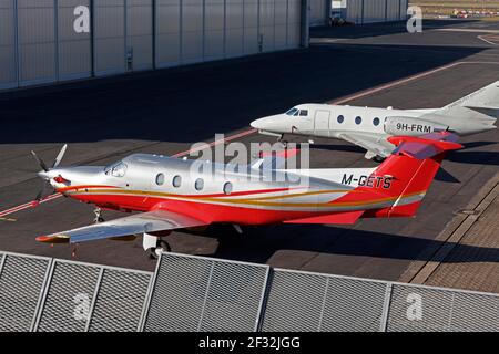 Pilatus PC-12/47E einmotoriger Turboprop Business Jet im Jet Aviation Executive Terminal, Düsseldorf Airport, Nordrhein-Westfalen, Deutschland Stockfoto