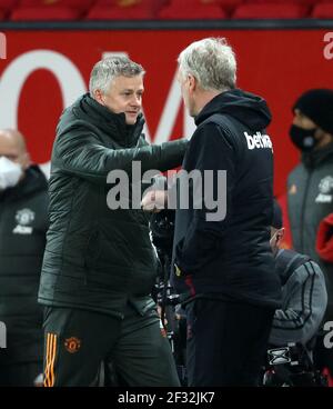 Manchester United-Manager Ole Gunnar Solskjaer (links) und West Ham United-Manager David Moyes nach dem Premier League-Spiel in Old Trafford, Manchester. Bilddatum: Sonntag, 14. März 2021. Stockfoto