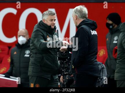 Manchester United-Manager Ole Gunnar Solskjaer (links) und West Ham United-Manager David Moyes nach dem Premier League-Spiel in Old Trafford, Manchester. Bilddatum: Sonntag, 14. März 2021. Stockfoto