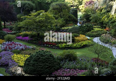 Wunderschöne Sommeransicht von Sunken Garden in Butchart Gardens auf Vancouver Island, British Columbia, Kanada, im horizontalen Format Stockfoto