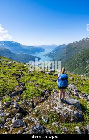 Wanderer auf dem Weg zum Berg Skala, Innvikfjord, Jostedalsbreen Nationalpark, Stryn, Vestland, Norwegen Stockfoto